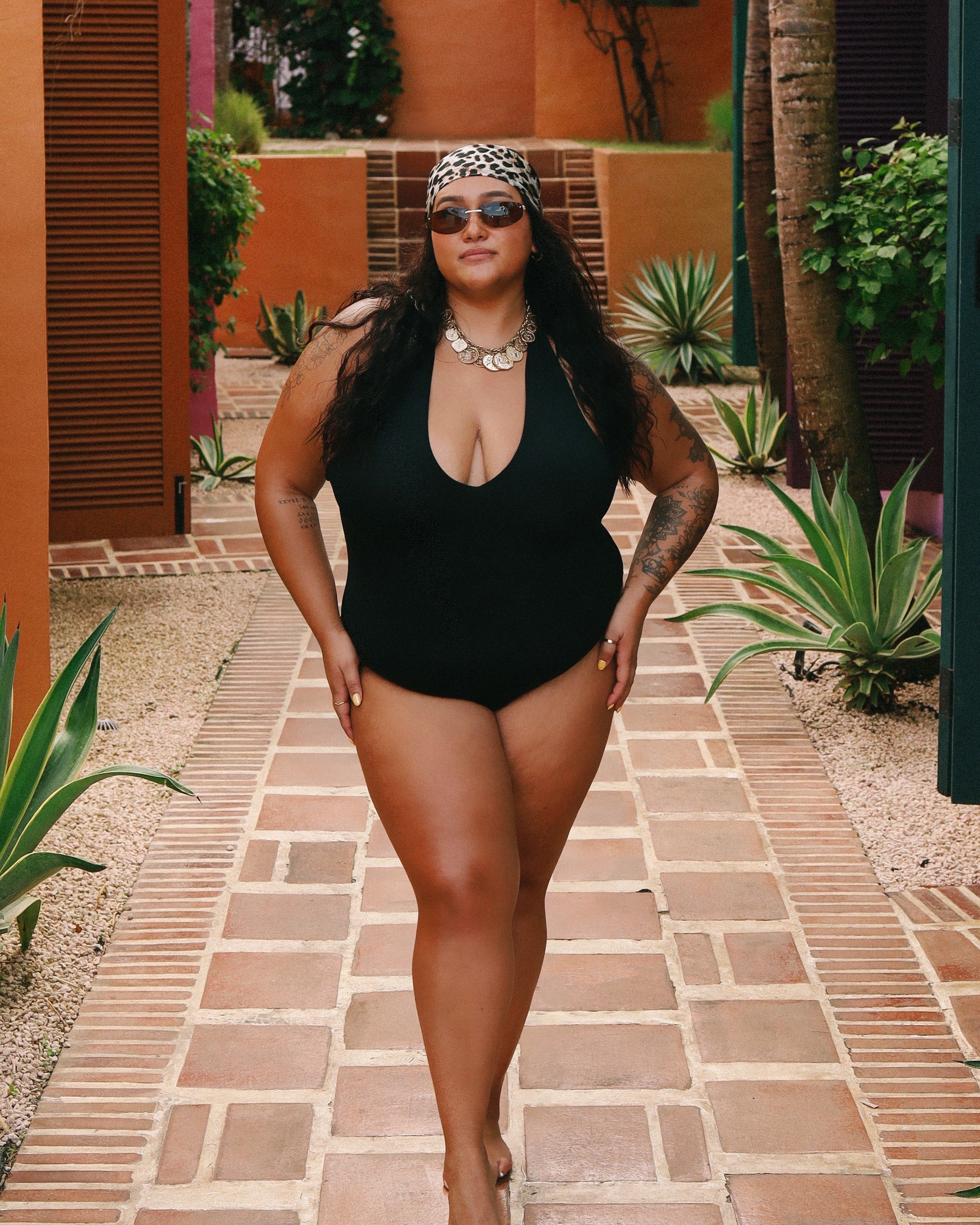 The Halter in Hitam