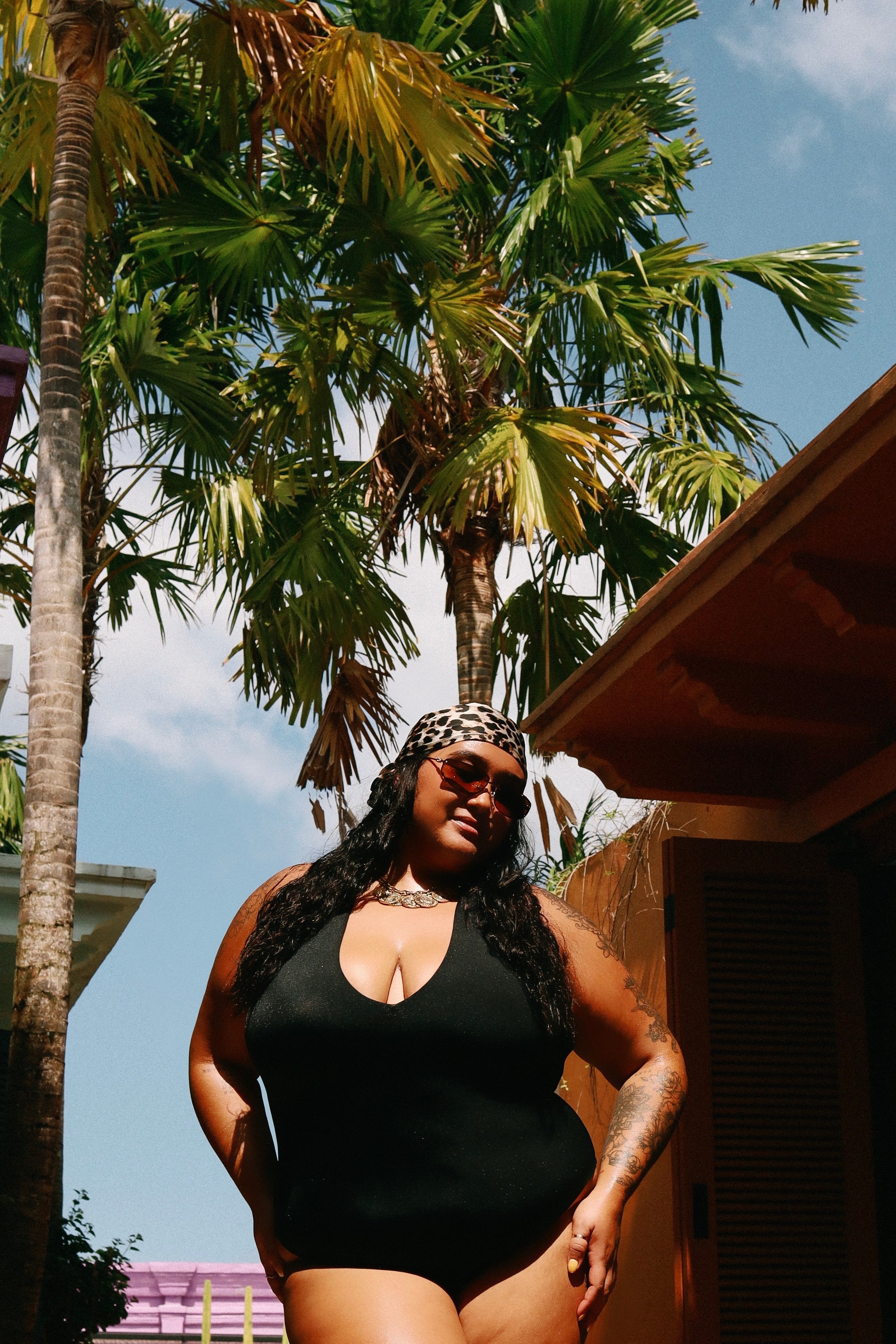 The Halter in Hitam